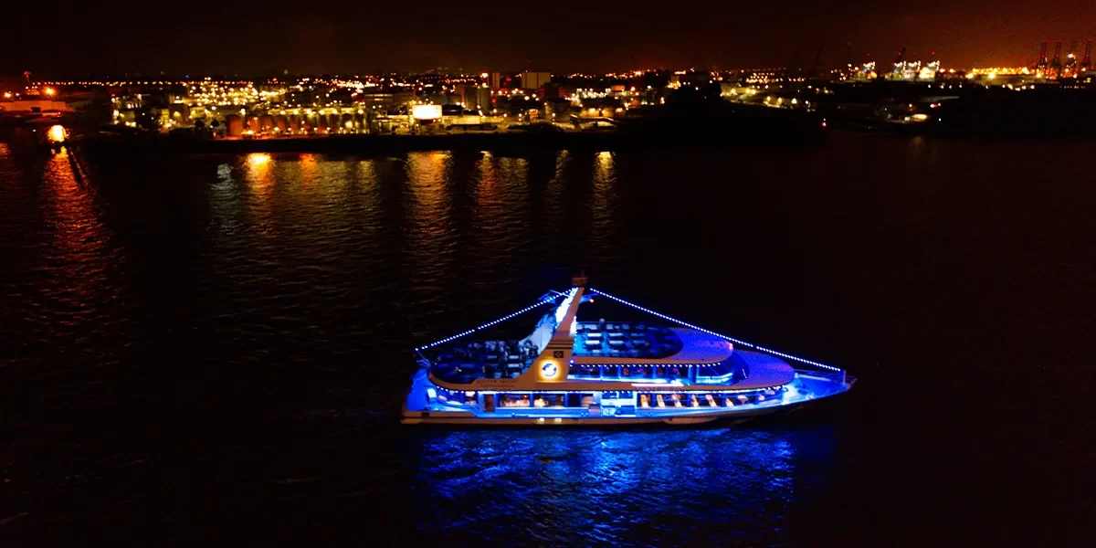 Evening-dinner-with-a-show-aboard-a-ship-at-sea3